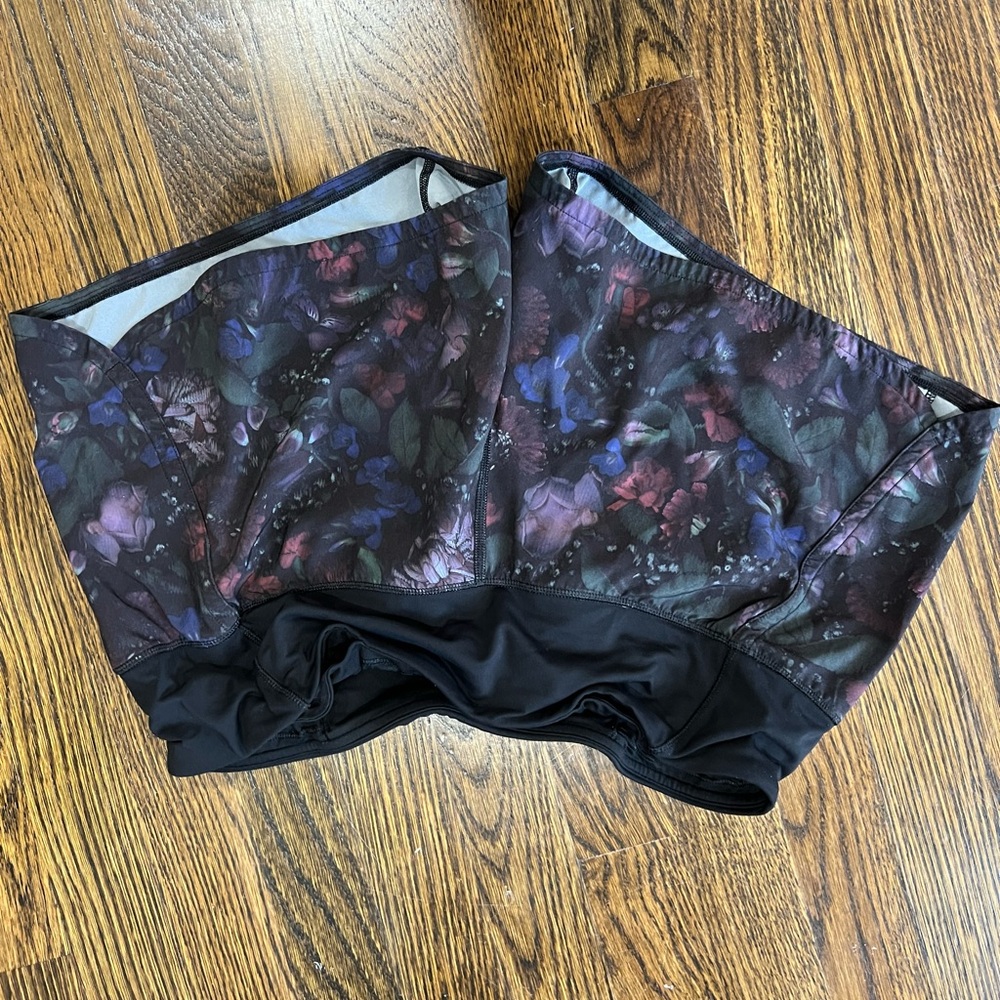 Lululemon butterfly size 8 shorts